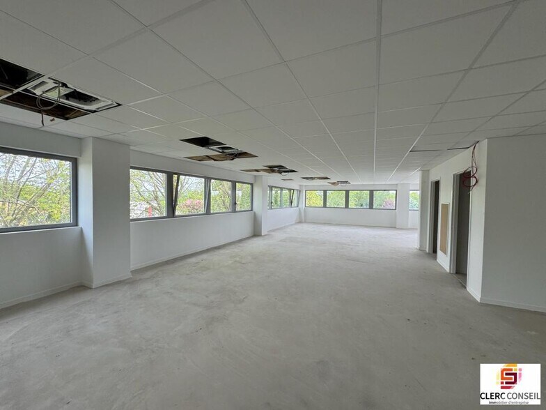 Office in Mont-Saint-Aignan for sale - Interior Photo - Image 2 of 11