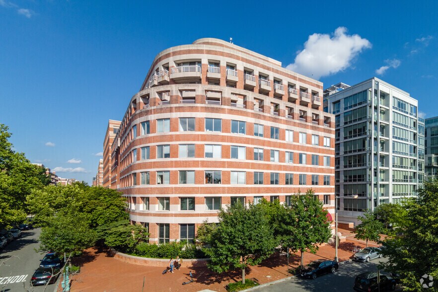 2450 N St NW, Washington, DC for lease - Building Photo - Image 2 of 12