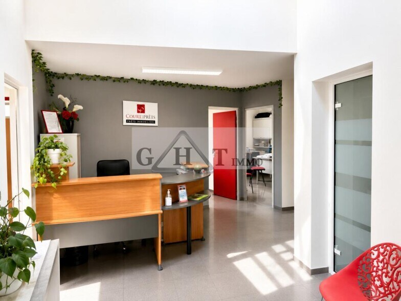 Office in Saint-Maur-des-Fossés for sale - Lobby - Image 1 of 19