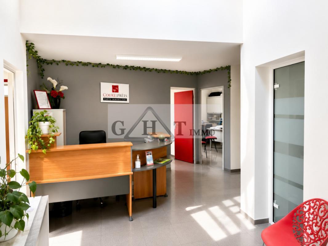 Office in Saint-Maur-des-Fossés for sale Lobby- Image 1 of 20