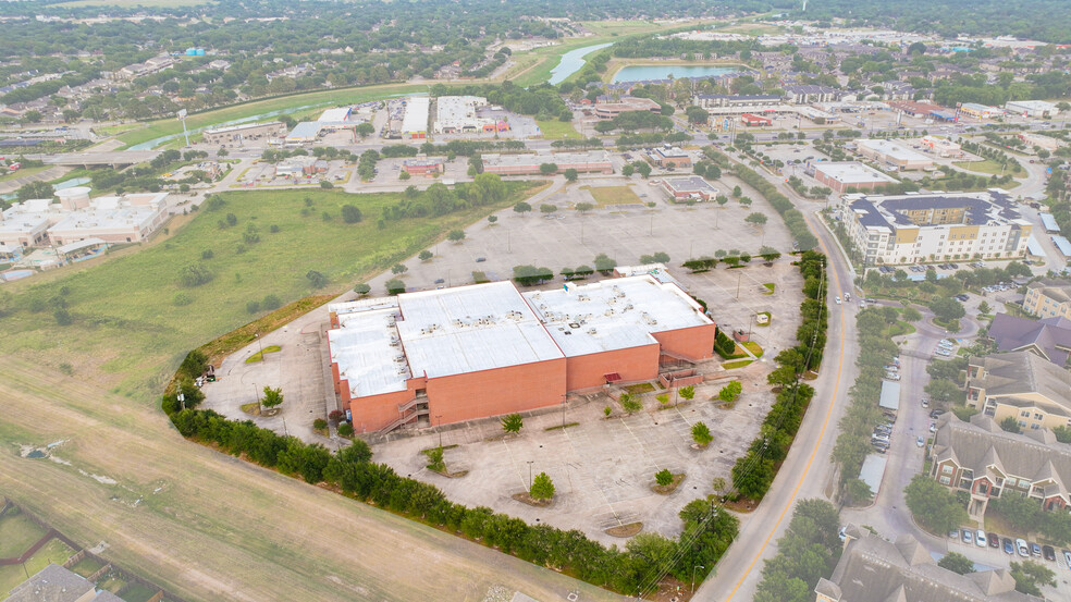 15900 Yorktown Crossing Pky, Houston, TX à louer - Photo du bâtiment - Image 3 de 7