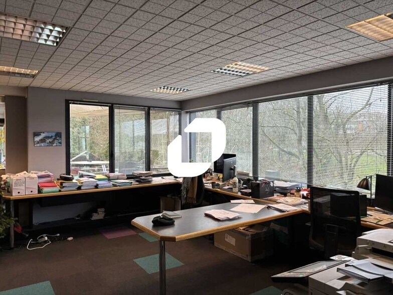 Bureau dans Lissieu à vendre - Photo du bâtiment - Image 3 de 13