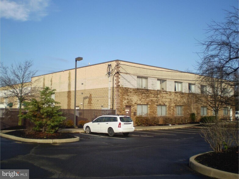 299 Whitehead Rd, Hamilton, NJ à louer - Photo du bâtiment - Image 2 de 3