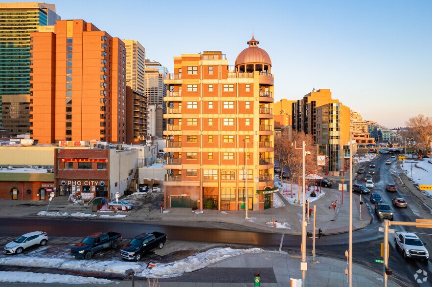 201 1st St SE, Calgary, AB à vendre - Photo du bâtiment - Image 2 de 5