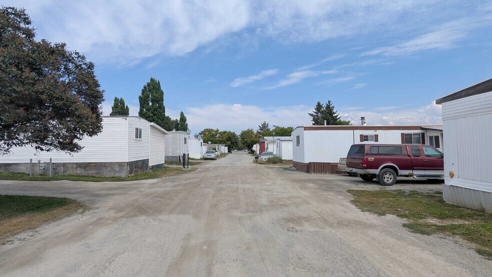 2025 N 10th St, Cranbrook, BC à vendre - Photo du bâtiment - Image 3 de 22