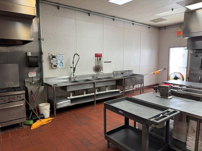 7700 NW 37th Ave, Miami, FL à louer - Photo du bâtiment - Image 3 de 11