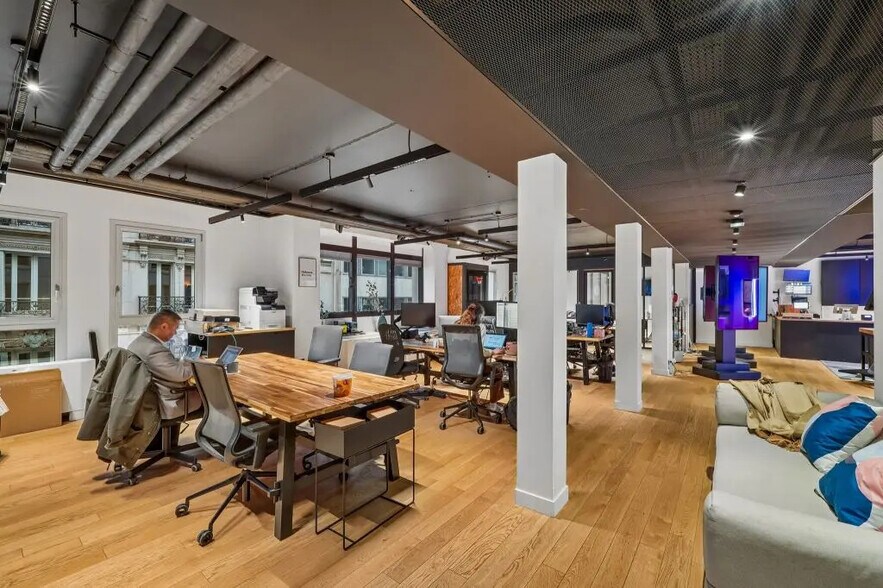 20-22 Rue Des Petits Hôtels, Paris for lease - Building Photo - Image 3 of 8