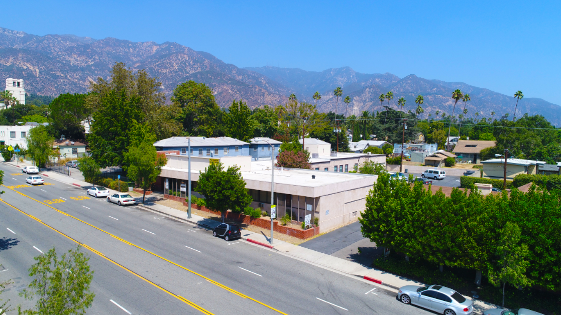 2052 N Lake Ave, Altadena, CA à vendre Photo du bâtiment- Image 1 de 1