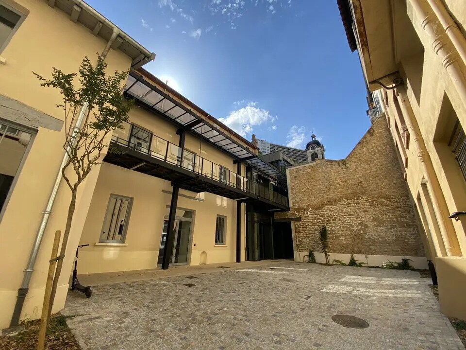 Office in Lyon for sale Building Photo- Image 1 of 13
