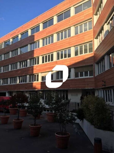 Bureau dans Saint-Denis à louer - Photo du bâtiment - Image 1 de 6