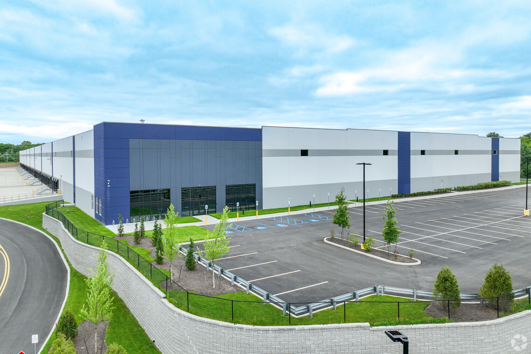 211 Highland St, East Bridgewater, MA à louer Photo principale- Image 1 de 6