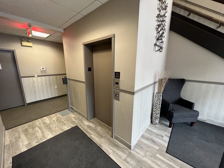 21 Old Main St, Fishkill, NY for lease - Interior Photo - Image 2 of 9