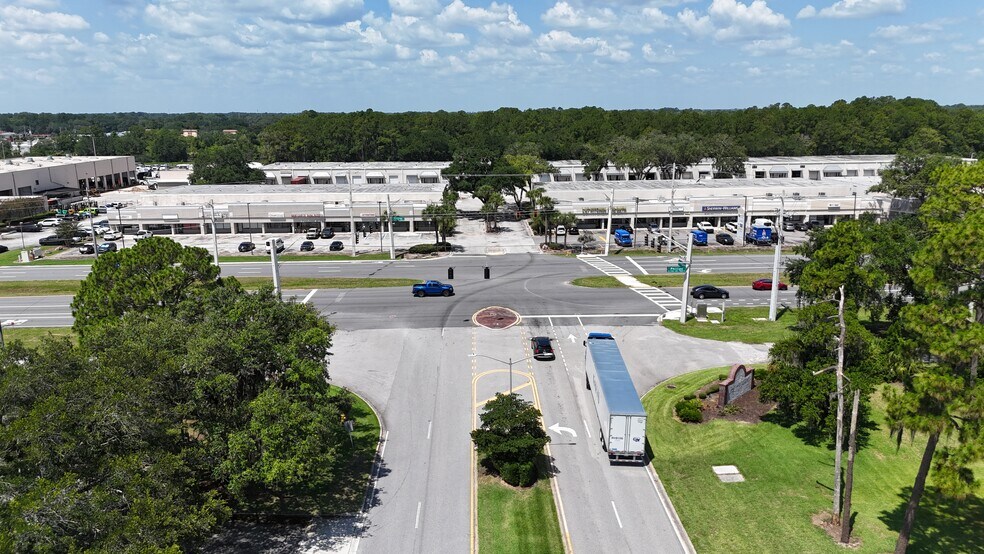 8030 Philips Hwy, Jacksonville, FL à louer - Photo du bâtiment - Image 1 de 6