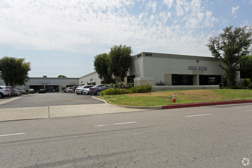 5670 Schaefer Ave, Chino, CA à louer - Photo du bâtiment - Image 2 de 14