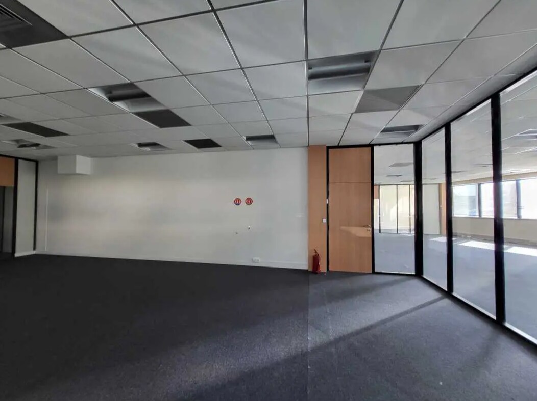 Office in Villebon-sur-Yvette for lease Interior Photo- Image 1 of 3