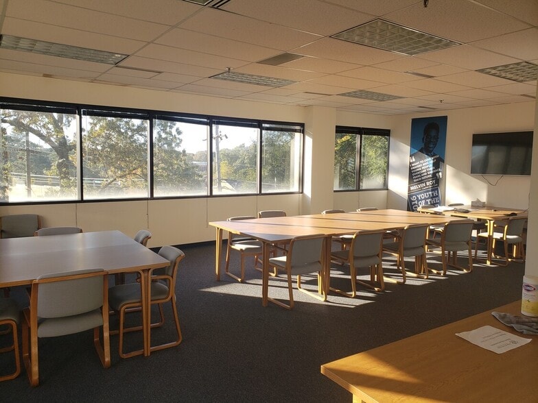 5511 Staples Mill Rd, Richmond, VA for lease - Interior Photo - Image 2 of 3