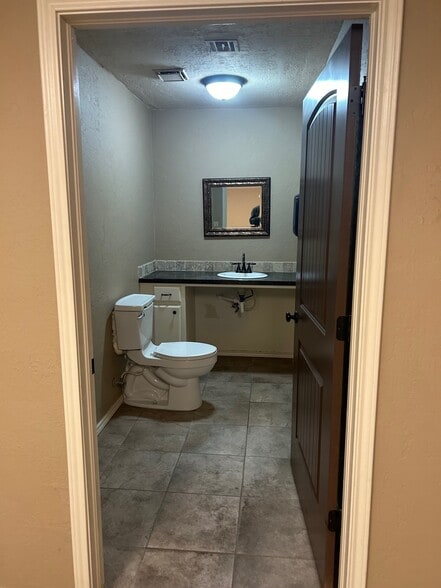 1920 NW Cache Rd, Lawton, OK à louer - Photo intérieure - Image 2 de 9