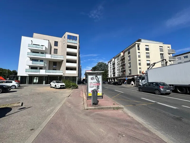 Retail in Décines-Charpieu for lease - Building Photo - Image 2 of 10