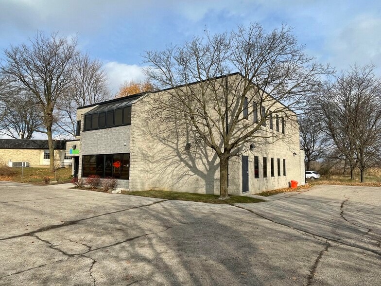 680 Industrial Rd, London, ON à vendre - Photo du bâtiment - Image 2 de 6