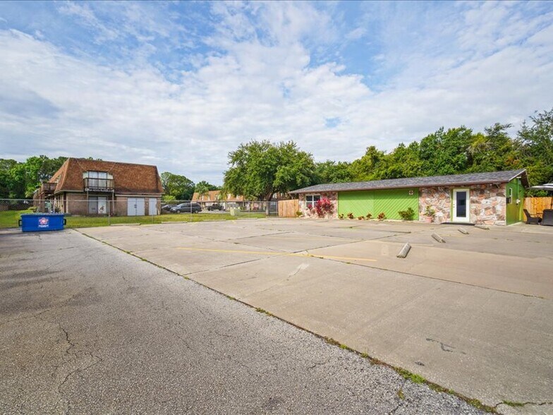 1452 Bellaire Ln NE, Palm Bay, FL à vendre - Photo du bâtiment - Image 2 de 28