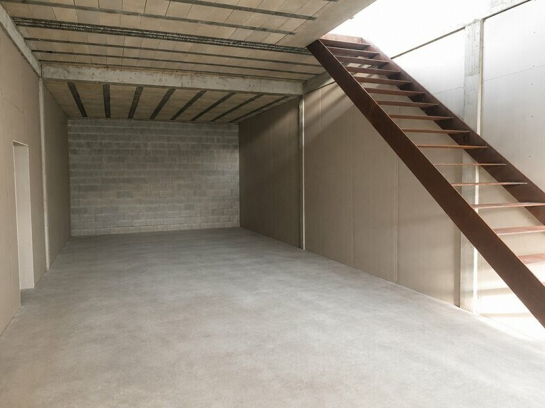 Flex dans Salon-de-Provence à louer - Photo du bâtiment - Image 2 de 5