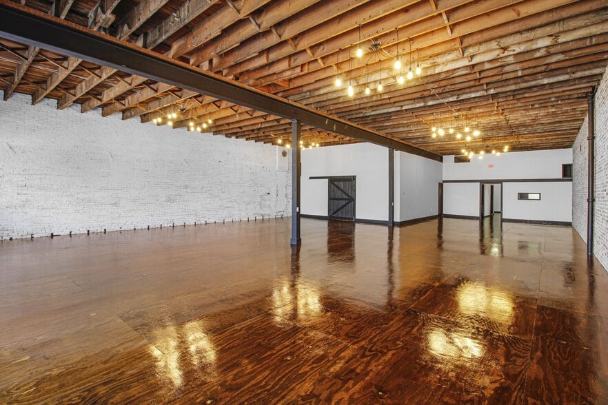 111 Water St, Horse Cave, KY for sale - Interior Photo - Image 2 of 32