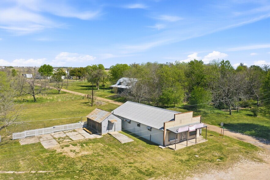 110 County Road 421, Thorndale, TX à vendre - Photo du bâtiment - Image 3 de 26