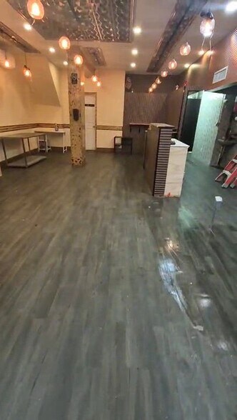 180 First Ave, New York, NY à louer - Vidéo sur l’inscription commerciale - Image 2 de 23