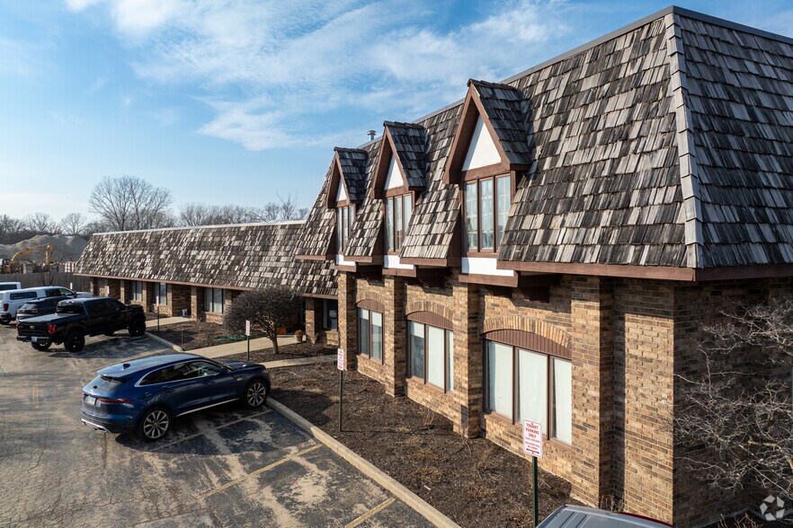 14052 W Petronella Dr, Libertyville, IL for sale - Primary Photo - Image 1 of 1