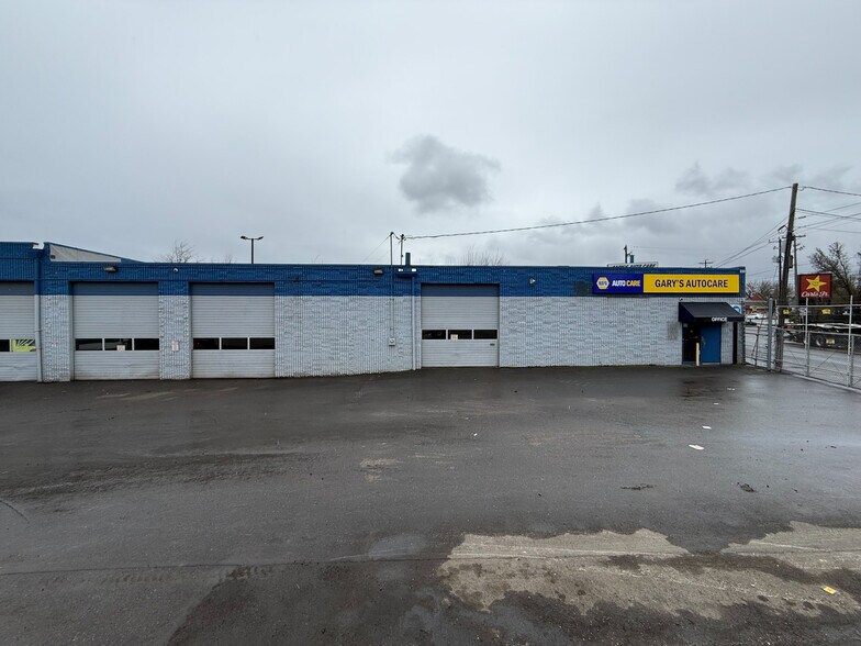 211 & 233 NE Columbia Blvd portefeuille de 2 propriétés à vendre sur LoopNet.ca - Photo du bâtiment - Image 3 de 6