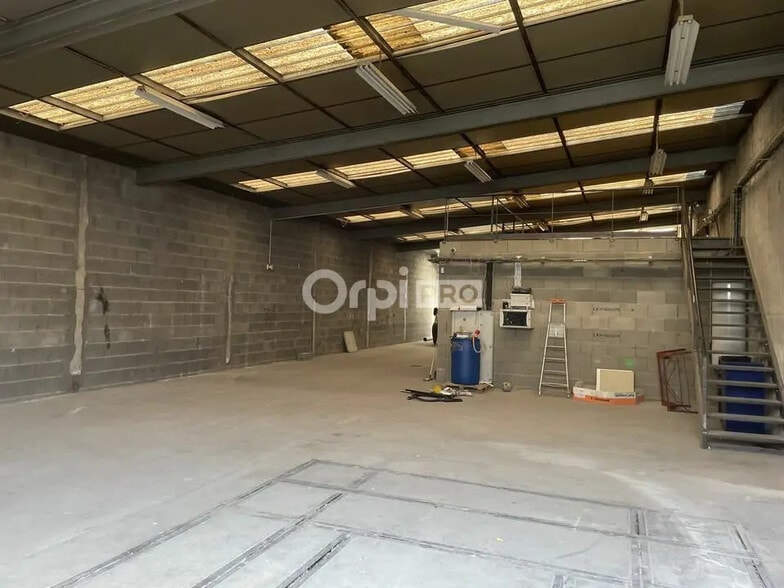 Flex in Villefranche-sur-Saône for lease - Interior Photo - Image 2 of 7