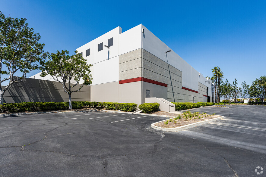 4060 E Jurupa St, Ontario, CA for lease - Building Photo - Image 3 of 6