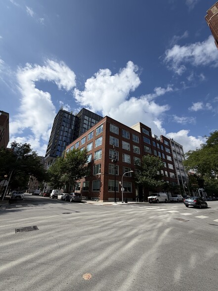 401 W Superior St, Chicago, IL for lease - Building Photo - Image 2 of 11