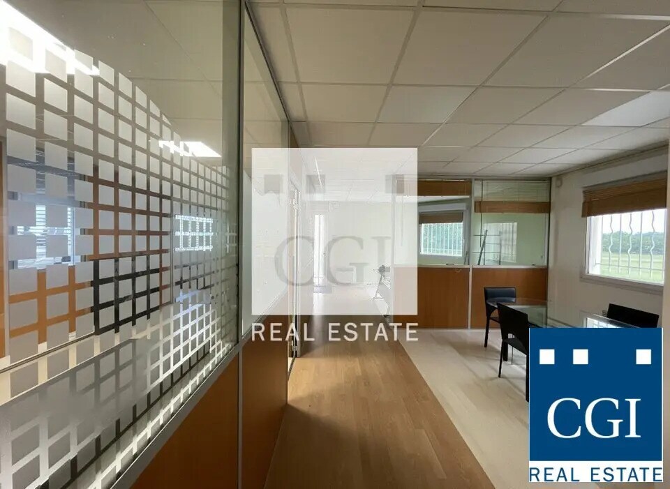 Office in Eybens for lease Interior Photo- Image 1 of 12