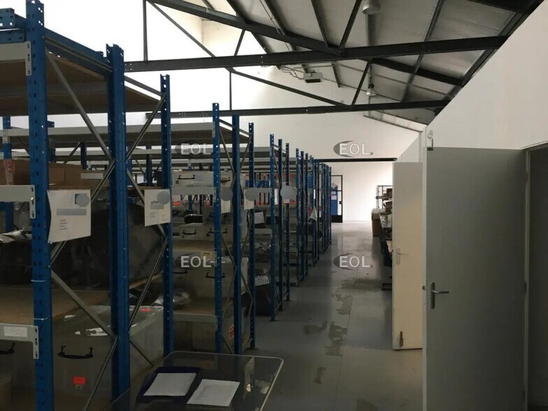 Flex in Saint-Denis for lease - Building Photo - Image 1 of 3