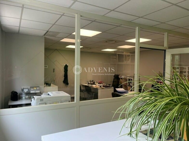 Office in Les Alluets-le-Roi for lease - Interior Photo - Image 3 of 12