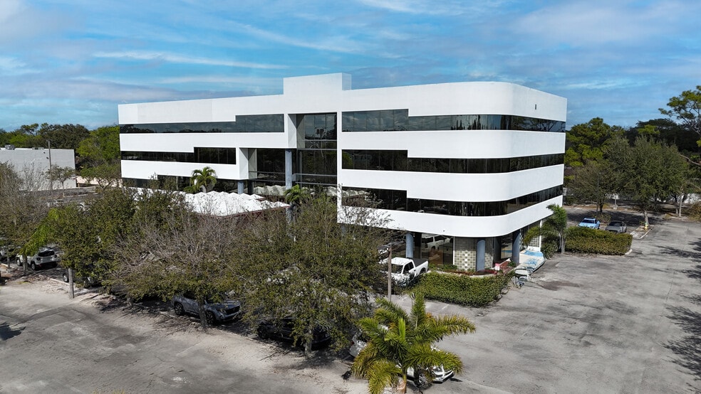 2151 W Hillsboro Blvd, Deerfield Beach, FL à louer - Photo du bâtiment - Image 2 de 4