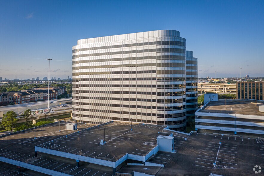 2900 N Loop Fwy W, Houston, TX à louer - Photo du bâtiment - Image 3 de 12