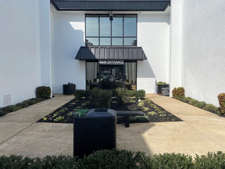 3401 Norman Berry Dr, Atlanta, GA à louer - Photo du bâtiment - Image 3 de 21