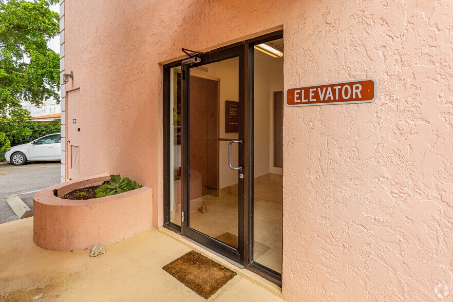 800 Seagate Dr, Naples, FL for sale - Building Photo - Image 3 of 5