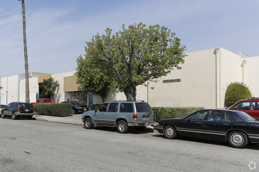 14921-14925 Calvert St, Van Nuys, CA à louer - Photo du bâtiment - Image 2 de 3