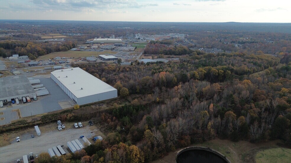 300 S Buncombe Rd, Greer, SC à vendre - Photo du bâtiment - Image 2 de 8