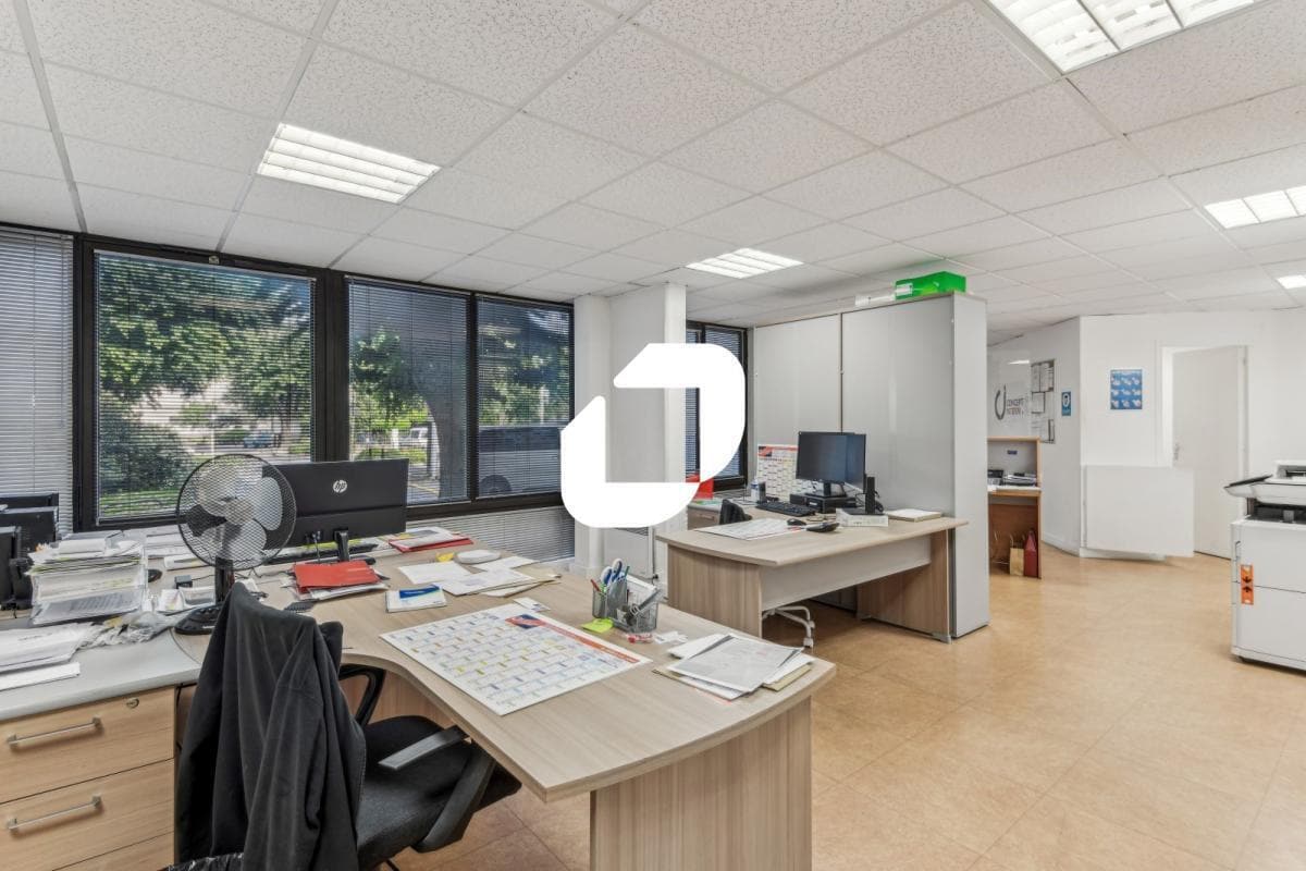 Office in Le Kremlin-Bicêtre for lease Interior Photo- Image 1 of 13