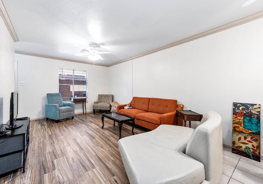 211 N Bates St, Alvin, TX for sale - Building Photo - Image 2 of 4