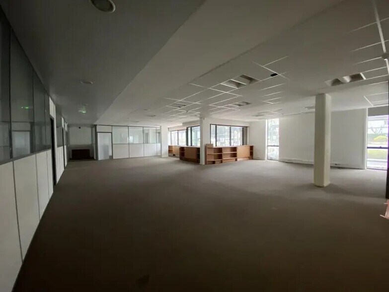Bureau dans Ivry-sur-Seine à louer - Photo du bâtiment - Image 3 de 16