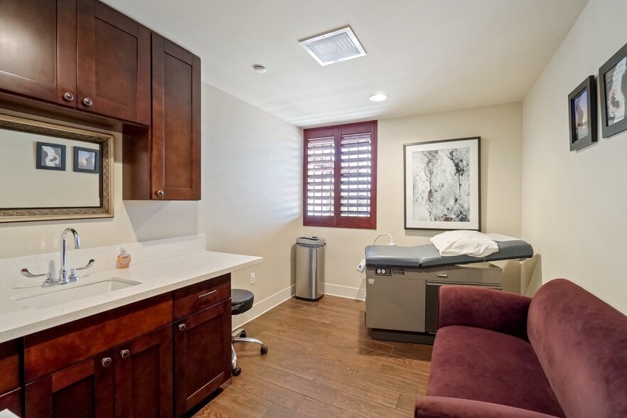 3630 Enterprise St, San Diego, CA à louer - Photo du bâtiment - Image 3 de 10