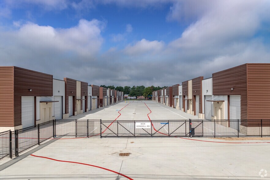 8028 Dowdell Rd, Tomball, TX à louer - Photo du bâtiment - Image 2 de 25