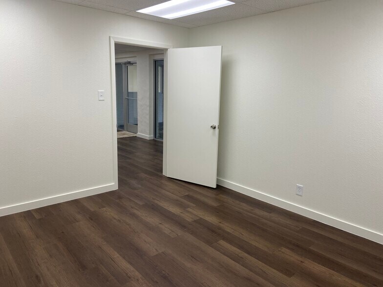 323 Breesport St, San Antonio, TX à louer - Photo du bâtiment - Image 3 de 9