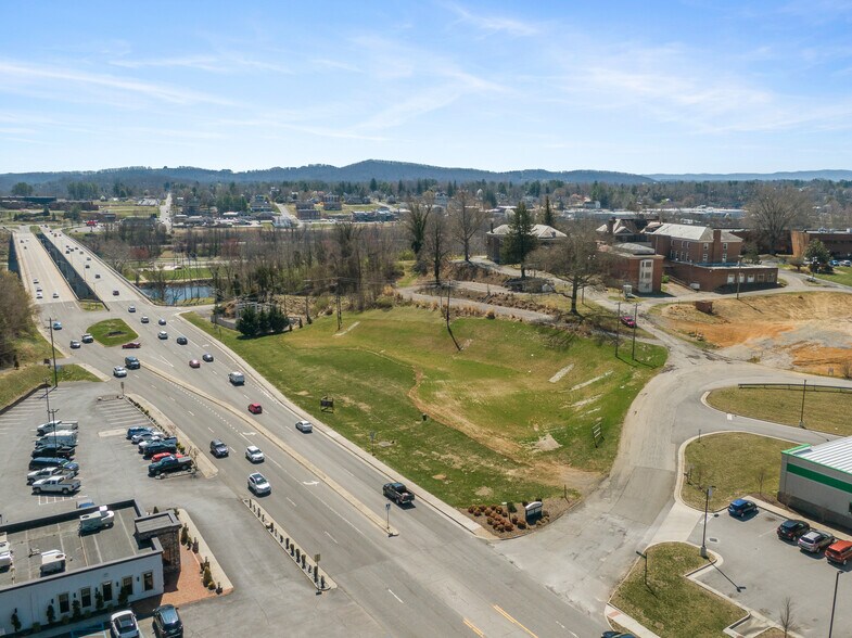 Lee Hwy, Radford, VA à vendre - Photo du bâtiment - Image 1 de 21