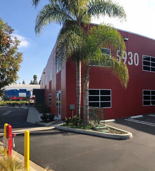 5930 W Jefferson Blvd, Los Angeles, CA à louer - Photo du bâtiment - Image 3 de 15